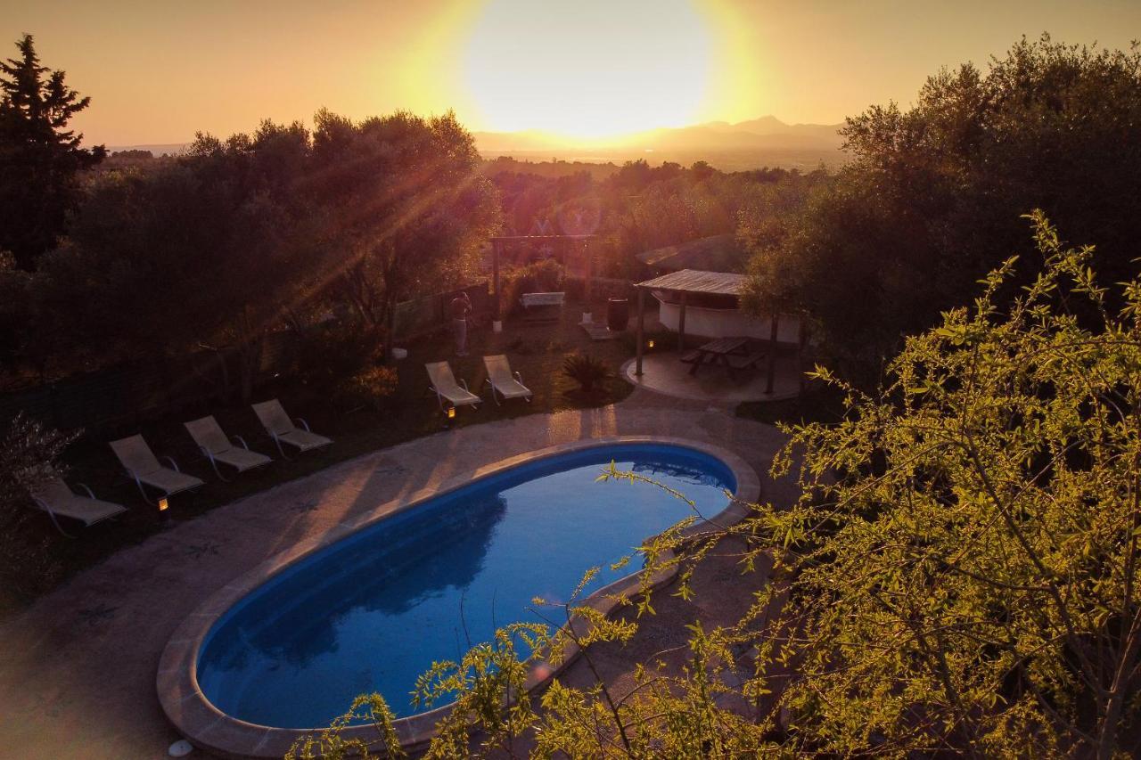Monsebo, Pool Tennis & Minigolf Villa