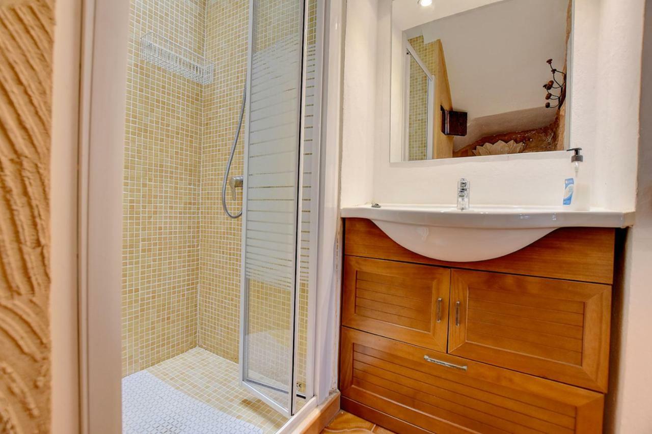 Monsebo, Pool Tennis & Minigolf Villa